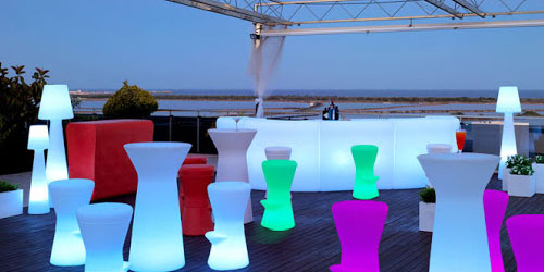 Location de mobilier lumineux pour votre événement une de nos animations show et décorations